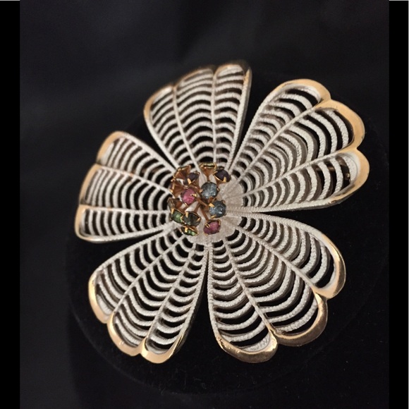 Vintage Flower Brooch - Picture 3 of 5